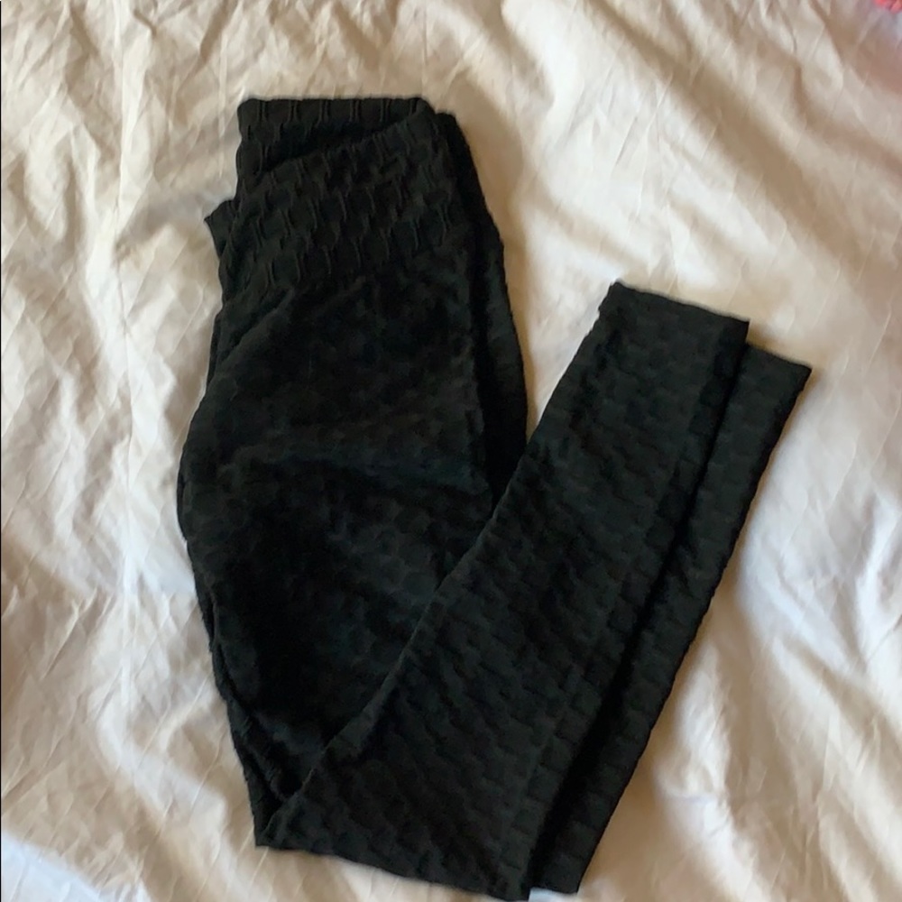 Scrunch Butt textured black leggings